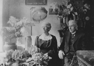 Klik voor foto in apart venster cornelis_jan_heeres_en_cornelia_hendrika_landsbergen_april_1943.jpg