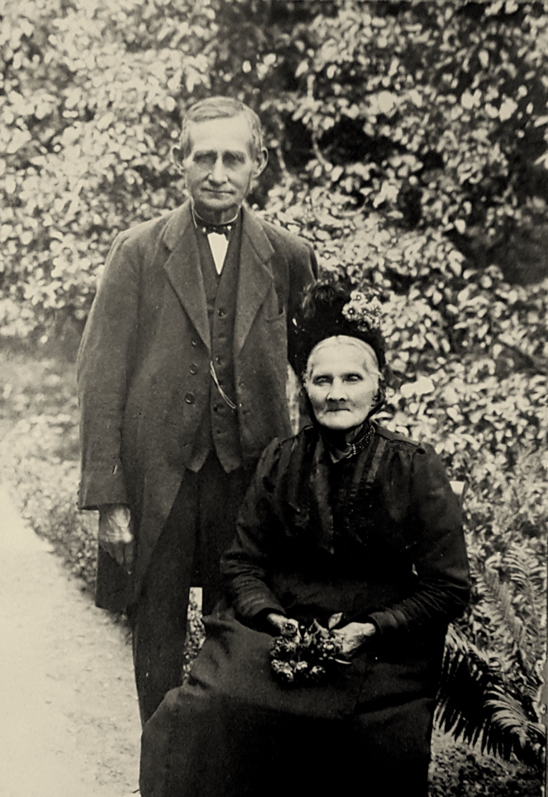 Klik voor foto in apart venster gerardus_hendrikus_schriever_en_johanna_maria_van_der_kemp__huttenstraat_12_07_1925_coll._hkh_nr._5376.jpg
