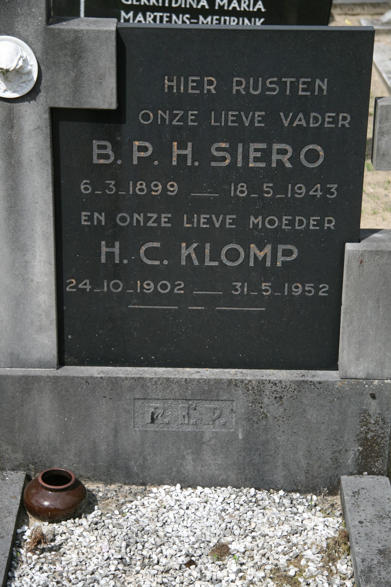 Klik voor foto in apart venster graffoto_bartholomeus_petrus_hendrikus_siero_en_hendrika_cecilia_klomp.jpg