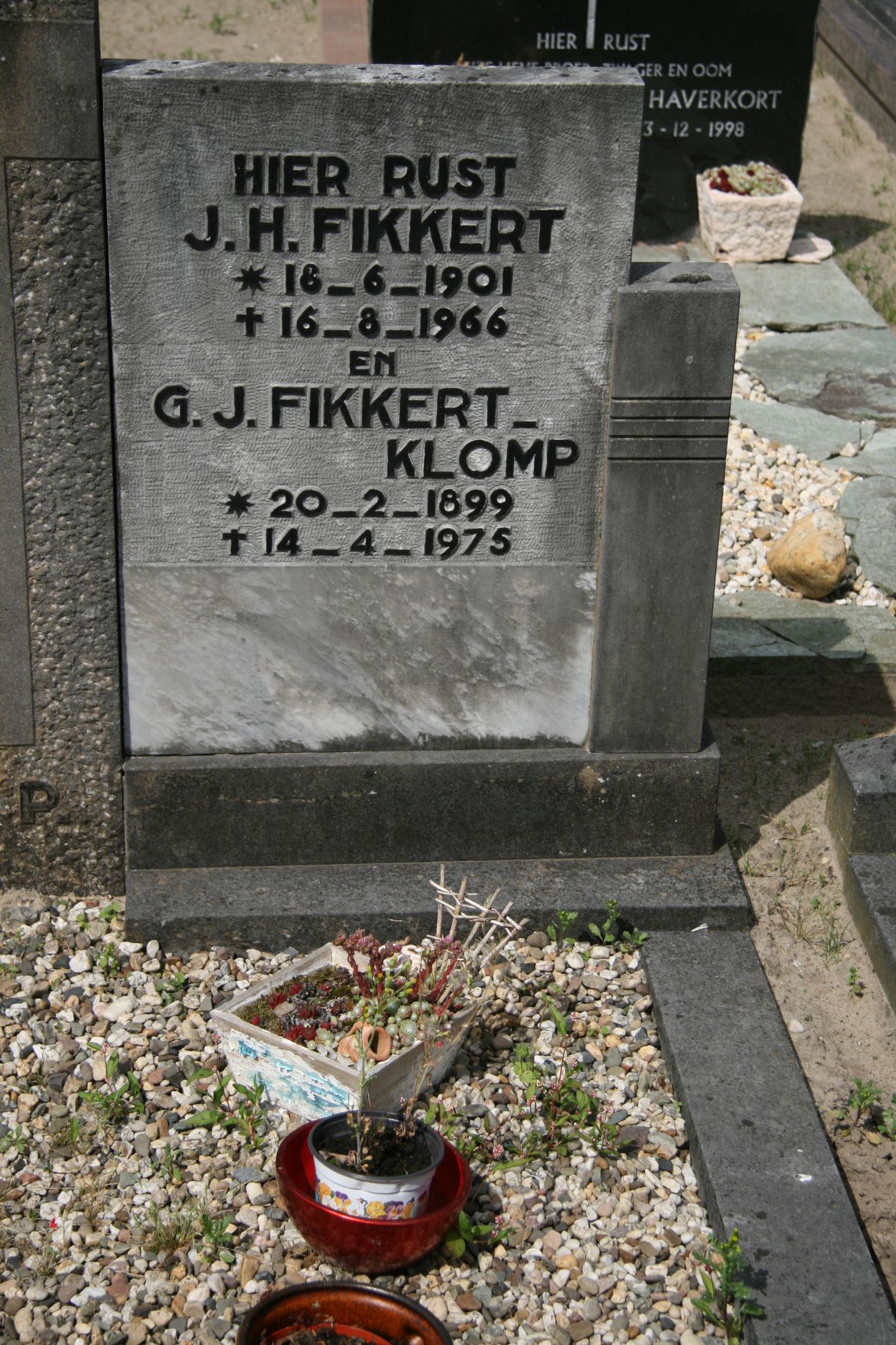 Klik voor foto in apart venster graffoto_johannes_hendrikus_fikkert_en_gerritdina_johanna_klomp.jpg