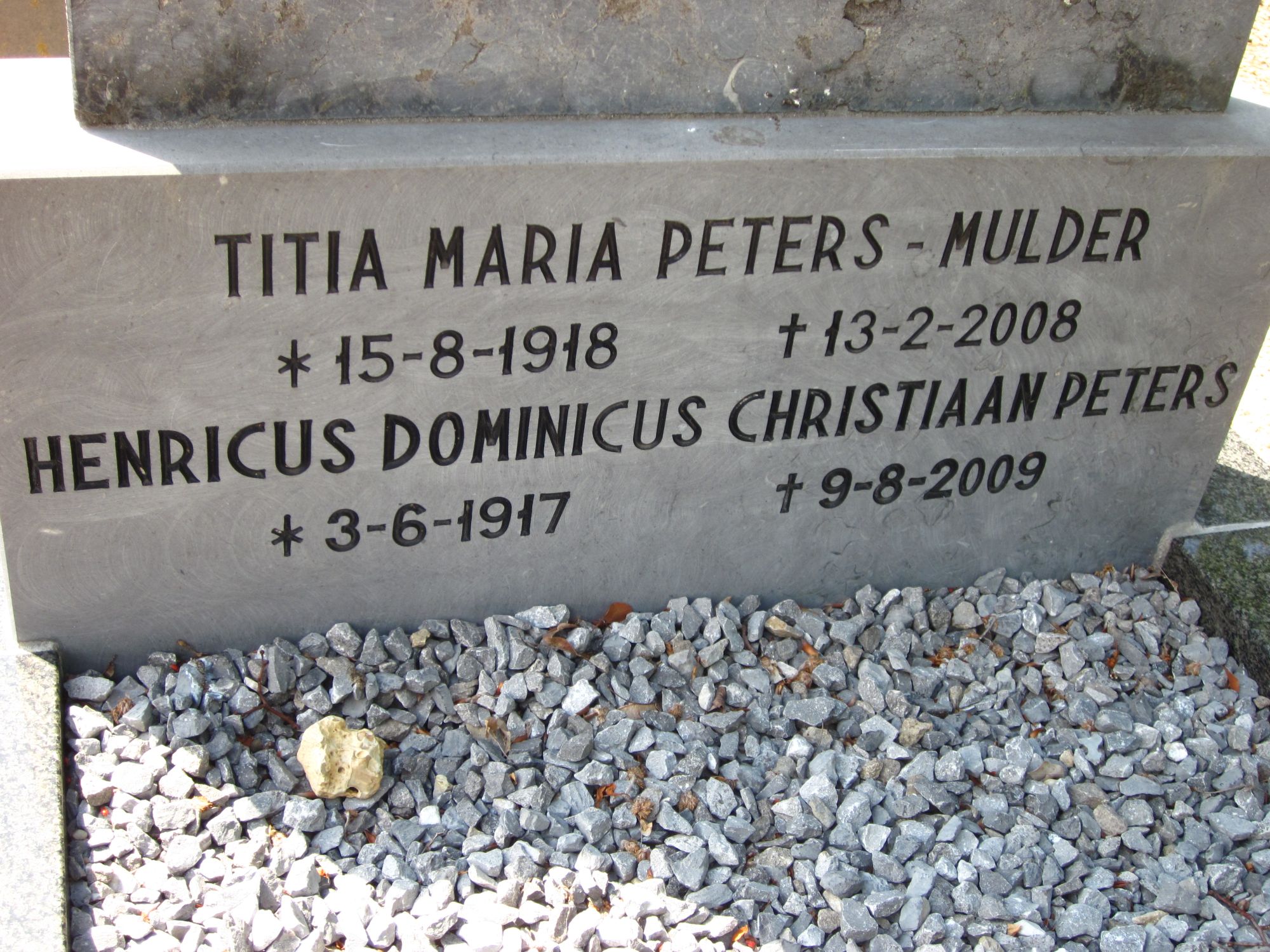 Klik voor foto in apart venster graffoto_titia_maria_peters_mulder_en_henricus_dominicus_christiaan_peters.jpg