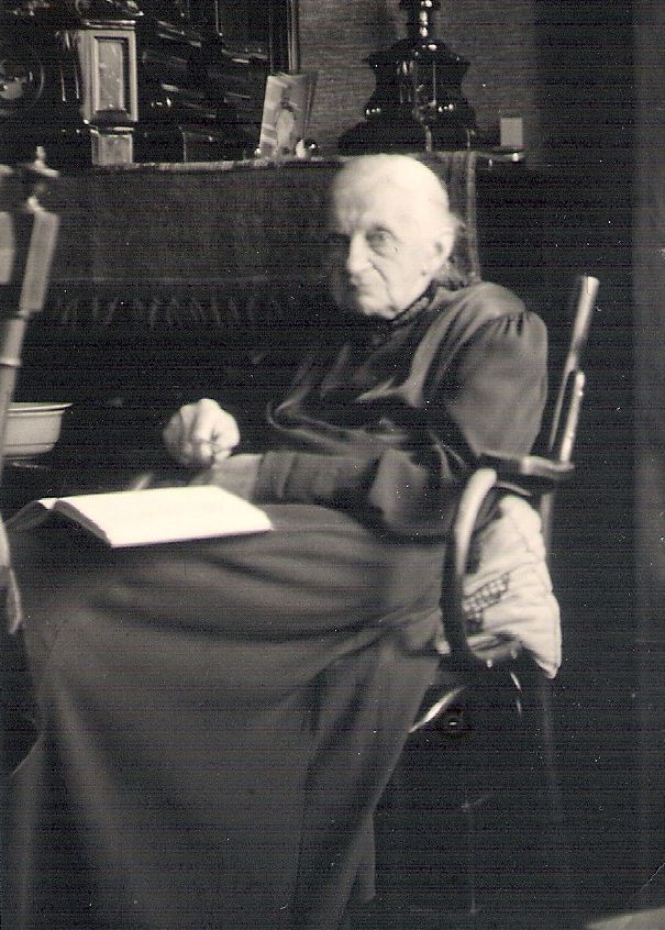 Klik voor foto in apart venster hendrika_cecilia_klomp__voorjaar_1953_.jpg