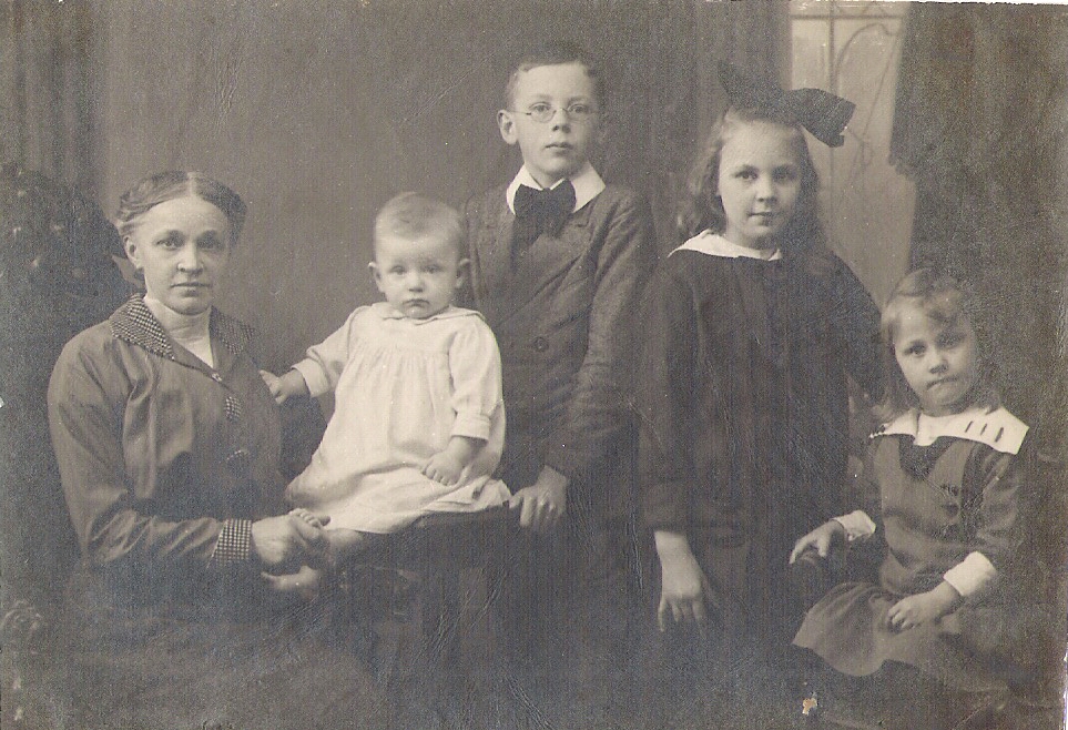 Klik voor foto in apart venster hendrika_cecilia_klomp_met_gerard_han_jo_mini__1917_1918_.jpg
