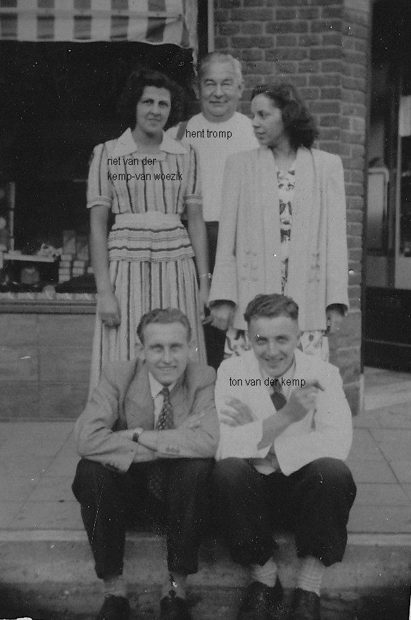 Klik voor foto in apart venster hent_tromp_voor_de_toko_in_huissen.jpg