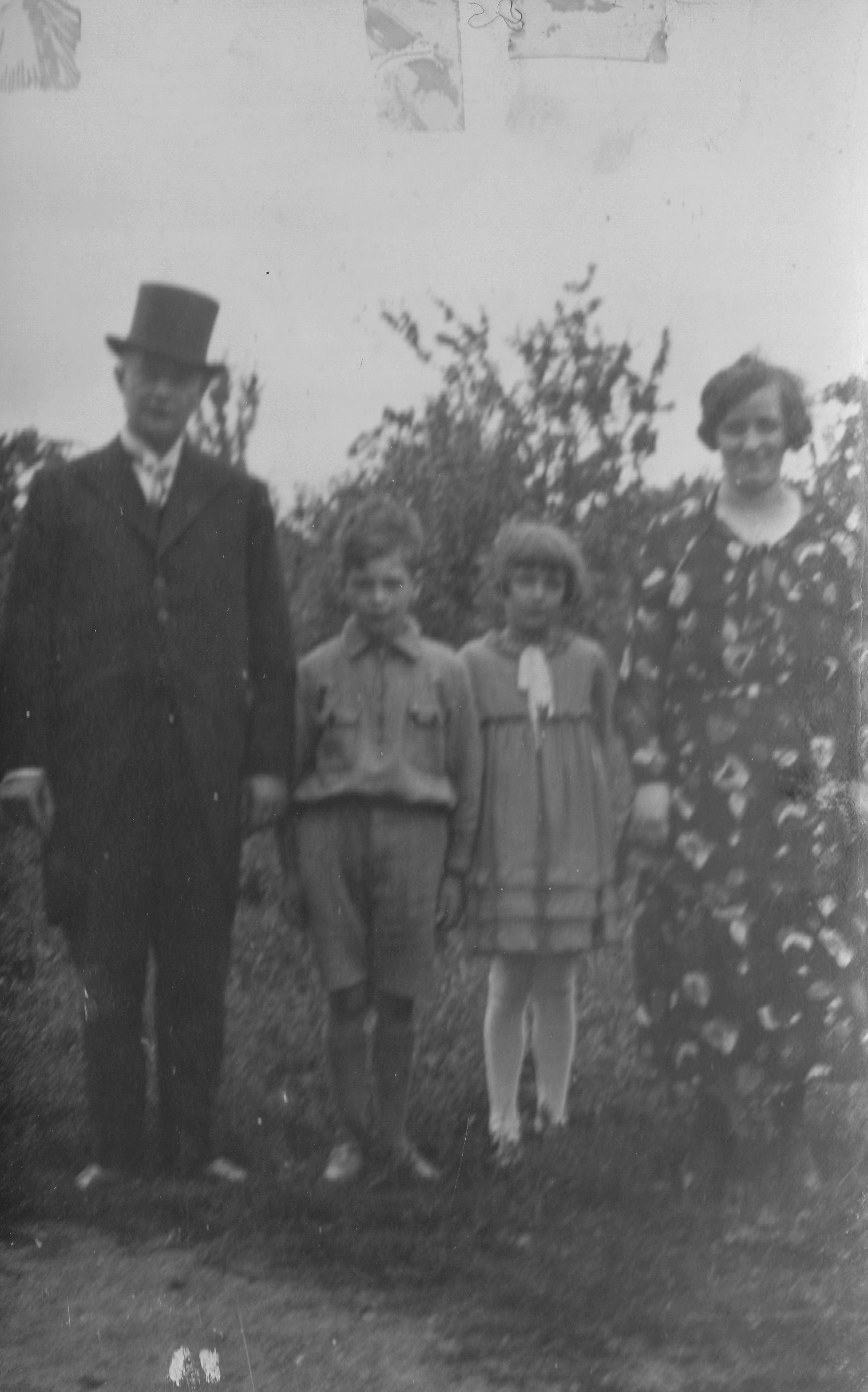 Klik voor foto in apart venster johannes_antonius_van_der_kemp_en_jacoba_geertruida_peters_met_lidy_en_jan__op_het_huwelijk_van_hent_tromp_en_lies_van_der_kemp_.jpg