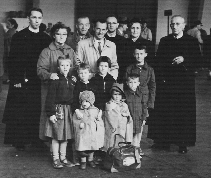 Klik voor foto in apart venster louis_teeuwissen_en_marie_tournaij_met_de_7_kinderen_gaan_naar_australi_.jpg