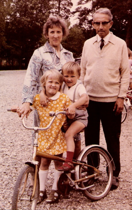 Klik voor foto in apart venster louis_tournaij_en_nel_uyttewaal_en_hun_kinderen_petri_en_hein_jan_2.jpg