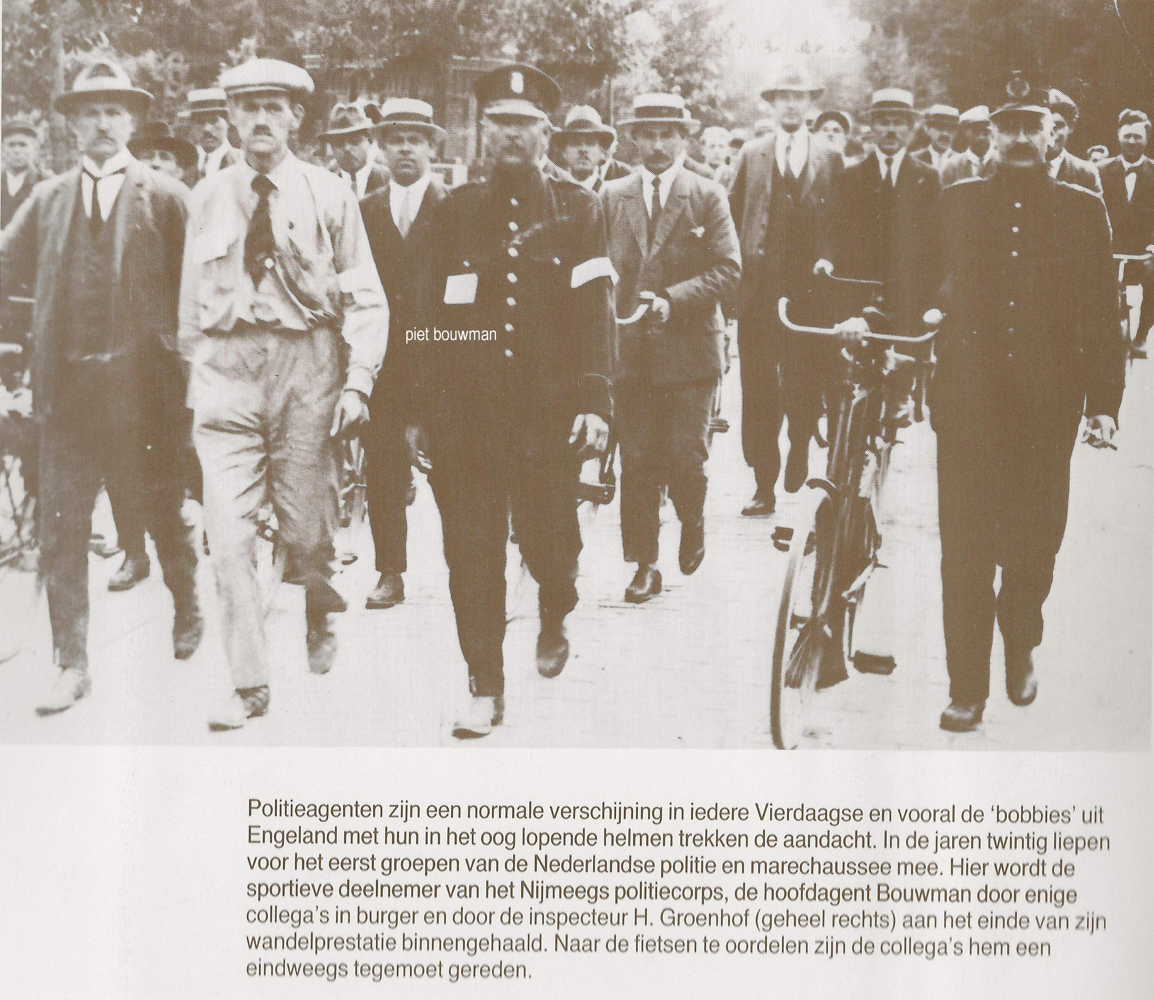 Klik voor foto in apart venster piet_bouwman_loopt_de_vierdaagse.jpg