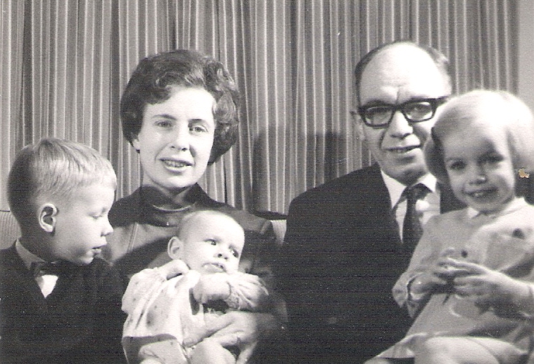 Klik voor foto in apart venster piet_en_hetty_van_der_helm_met_paul__karin_en_annette.jpg