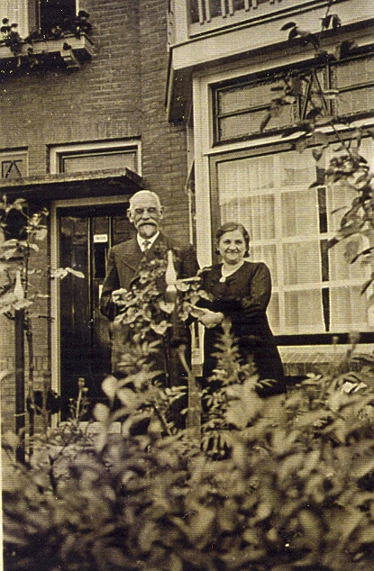 Klik voor foto in apart venster titus_mulder_en_anna_van_der_kemp_hobbemastraat_24_nijmegen__15_08_1940_.jpg