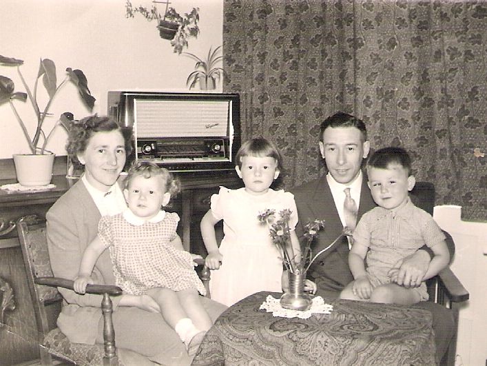 Klik voor foto in apart venster gezin_bert_en_lies_pansier_van_der_kemp__hannie_jos_dory_.jpg