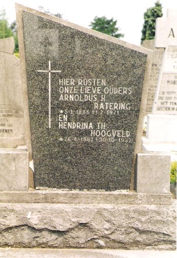 Klik voor foto in apart venster graffoto_arnoldus_henricus__hendrikus__ratering_en_hendrina_theodora_hoogveld.jpg